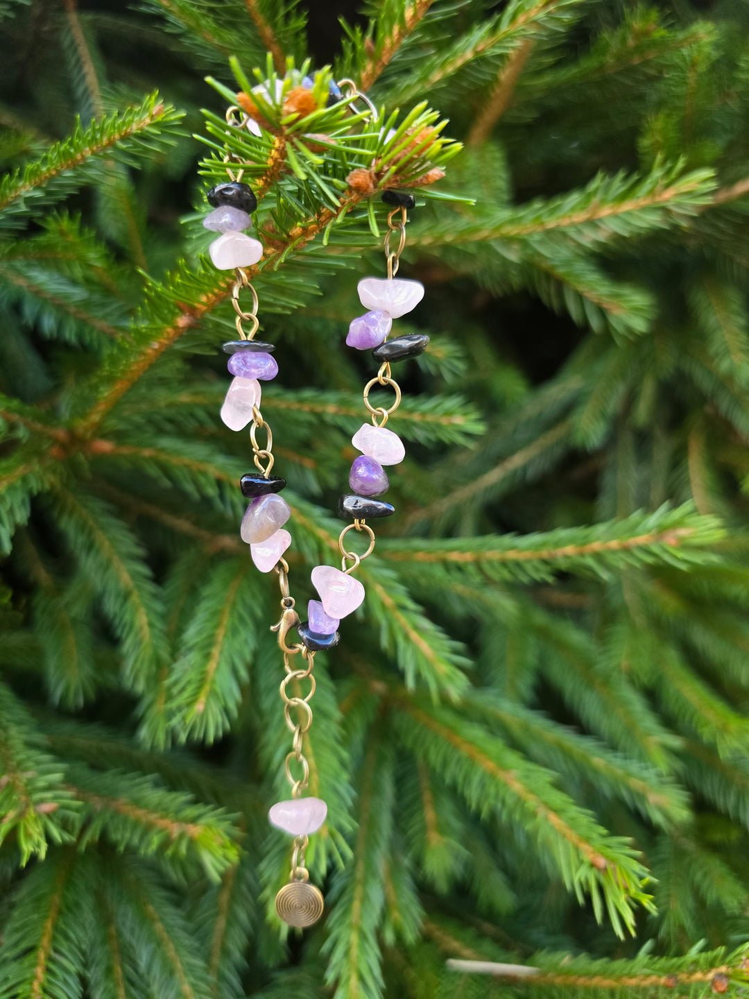 Image 1: Amethyst chip bracelet with natural purple gemstones – handmade boho jewellery